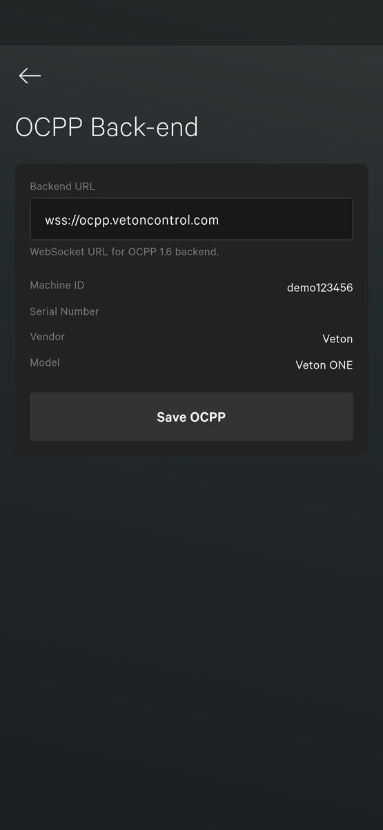 De kaart "OCPP Backend" in de app: het veld "Backend URL", de alleen-lezen rijen "Machine ID", "Serial Number", "Vendor" en "Model", en de opslaanknop.