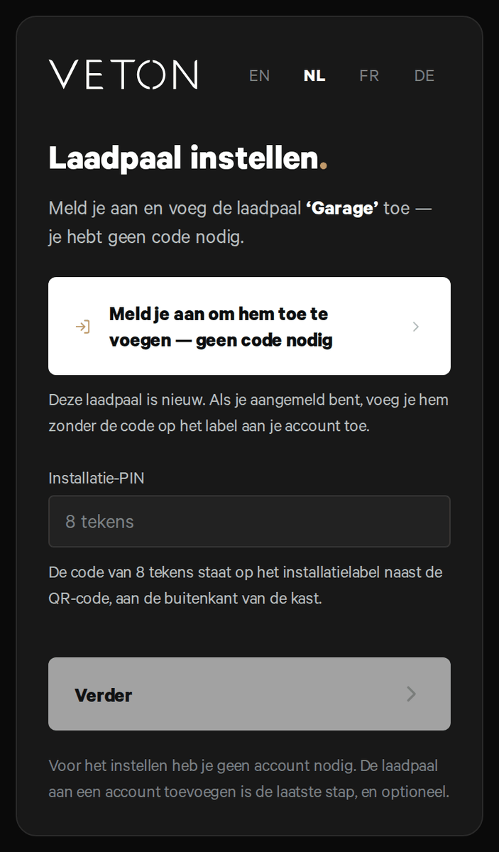 Dezelfde pagina na "Verder zonder account": bovenaan nog altijd "Meld je aan om hem toe te voegen — geen code nodig", daaronder het veld "Installatie-PIN" met "8 tekens" als voorbeeld, de hint dat de code op het installatielabel naast de QR-code staat, aan de buitenkant van de kast, en een knop "Verder".