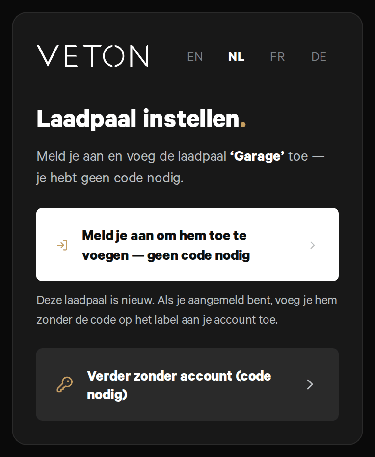 De pagina "Laadpaal instellen" op een telefoon voor een laadpaal die nog niemand toegevoegd heeft: "Meld je aan om hem toe te voegen — geen code nodig" als hoofdknop, de regel dat je een nieuwe laadpaal zonder code toevoegt als je aangemeld bent, en daaronder "Verder zonder account (code nodig)".