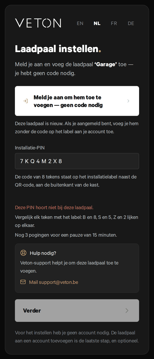 De installatiepagina na een tweede geweigerde code: "Deze PIN hoort niet bij deze laadpaal." in het rood, de regel om elk teken met het label te vergelijken, "Nog 3 pogingen voor een pauze van 15 minuten." en een blok "Hulp nodig?" met een link om Veton-support te mailen.