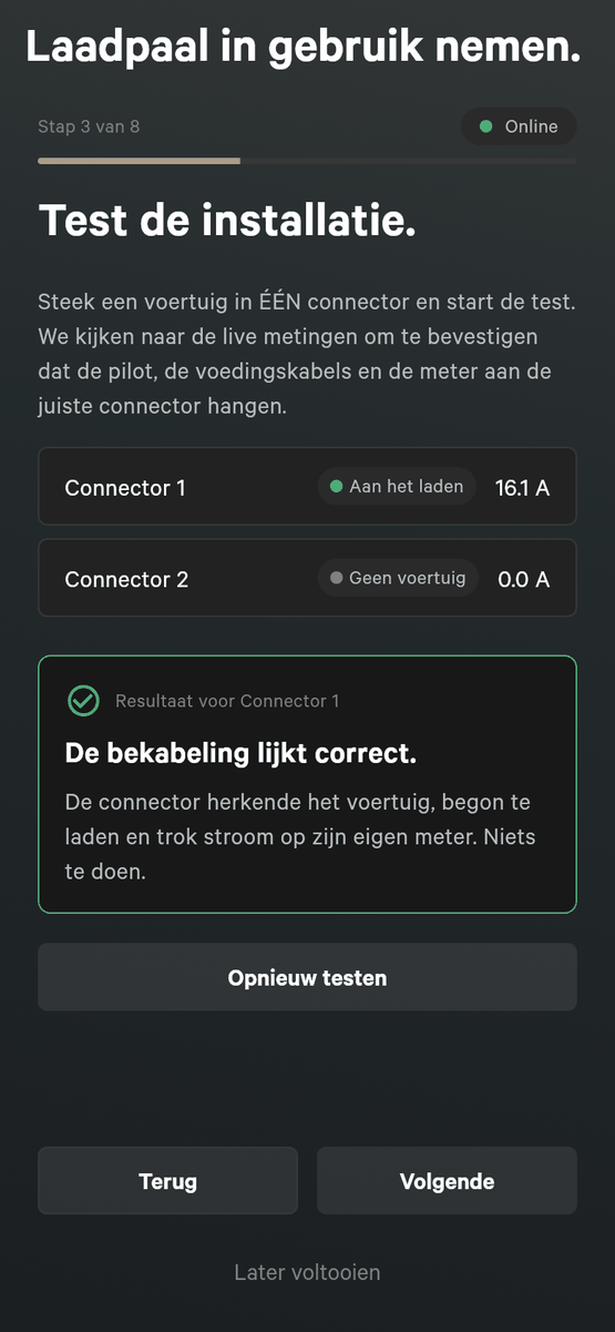 Installatiestap 3 van 8, Test de installatie, met Connector 1 Aan het laden op 16.1 A, Connector 2 Geen voertuig, een groene resultaatkaart De bekabeling lijkt correct, en een knop Opnieuw testen