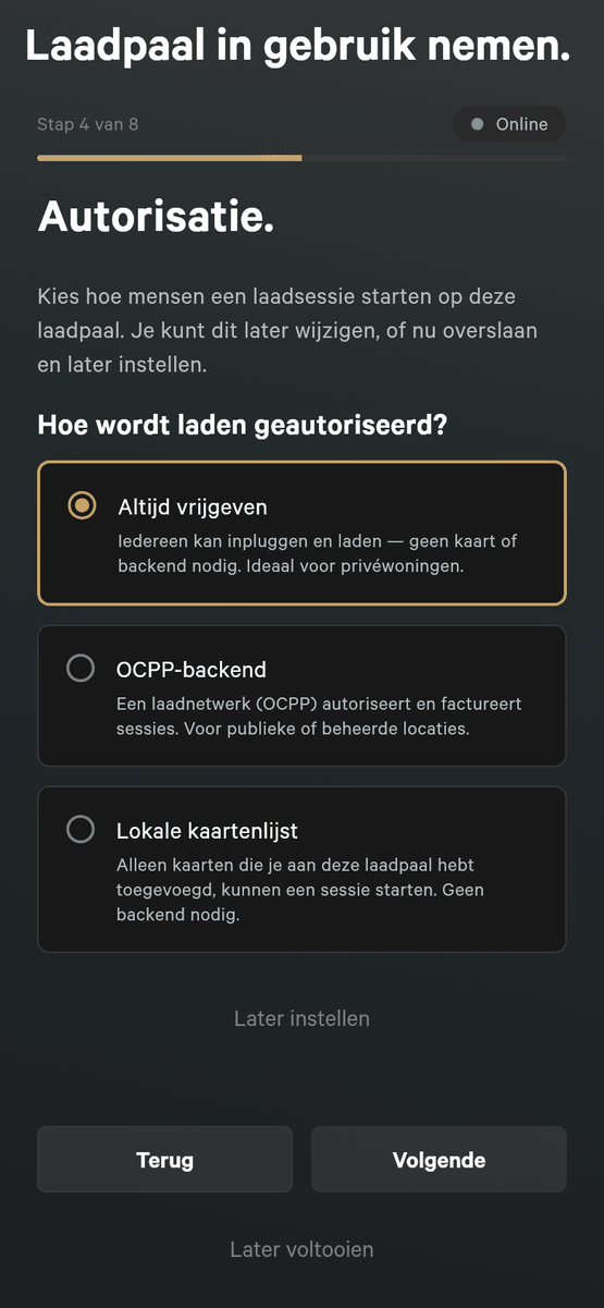 Installatiestap 4 van 8, Autorisatie, met de vraag Hoe wordt laden geautoriseerd, en drie keuzes: Altijd vrijgeven geselecteerd, OCPP-backend en Lokale kaartenlijst, plus een link Later instellen
