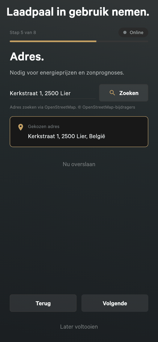Installatiestap 5 van 8, Adres, met de regel Nodig voor energieprijzen en zonprognoses, het zoekveld met Kerkstraat 1, 2500 Lier naast een knop Zoeken, de vermelding van OpenStreetMap, de kaart Gekozen adres Kerkstraat 1, 2500 Lier, België, en een link Nu overslaan