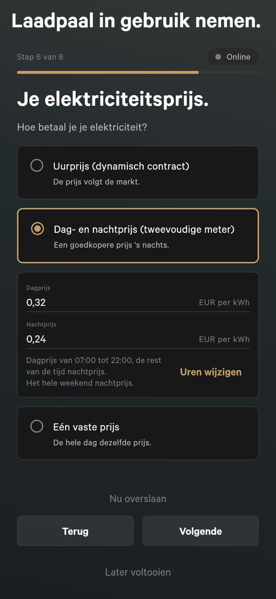 Installatiestap 6 van 8, Je elektriciteitsprijs, met de vraag Hoe betaal je je elektriciteit, Dag- en nachtprijs (tweevoudige meter) geselecteerd, een Dagprijs van 0,32 en een Nachtprijs van 0,24 EUR per kWh, de regel Dagprijs van 07:00 tot 22:00, de rest van de tijd nachtprijs. Het hele weekend nachtprijs, een link Uren wijzigen, de andere keuzes Uurprijs en Eén vaste prijs, en een link Nu overslaan