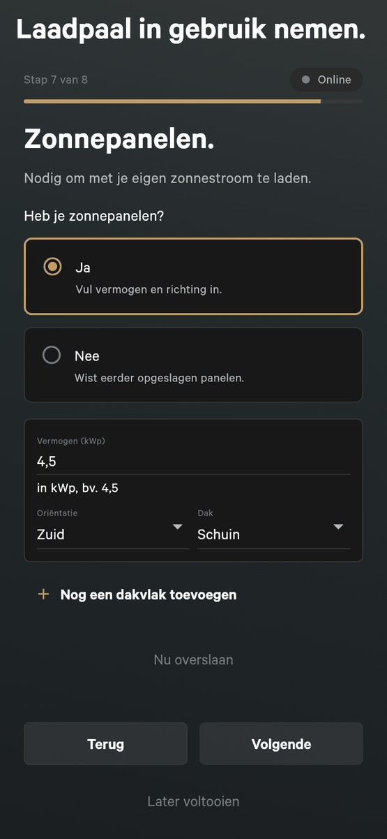 Installatiestap 7 van 8, Zonnepanelen, met de vraag Heb je zonnepanelen, Ja geselecteerd, één dakvlak van 4,5 kWp op het zuiden met een schuin dak, een knop Nog een dakvlak toevoegen en een link Nu overslaan