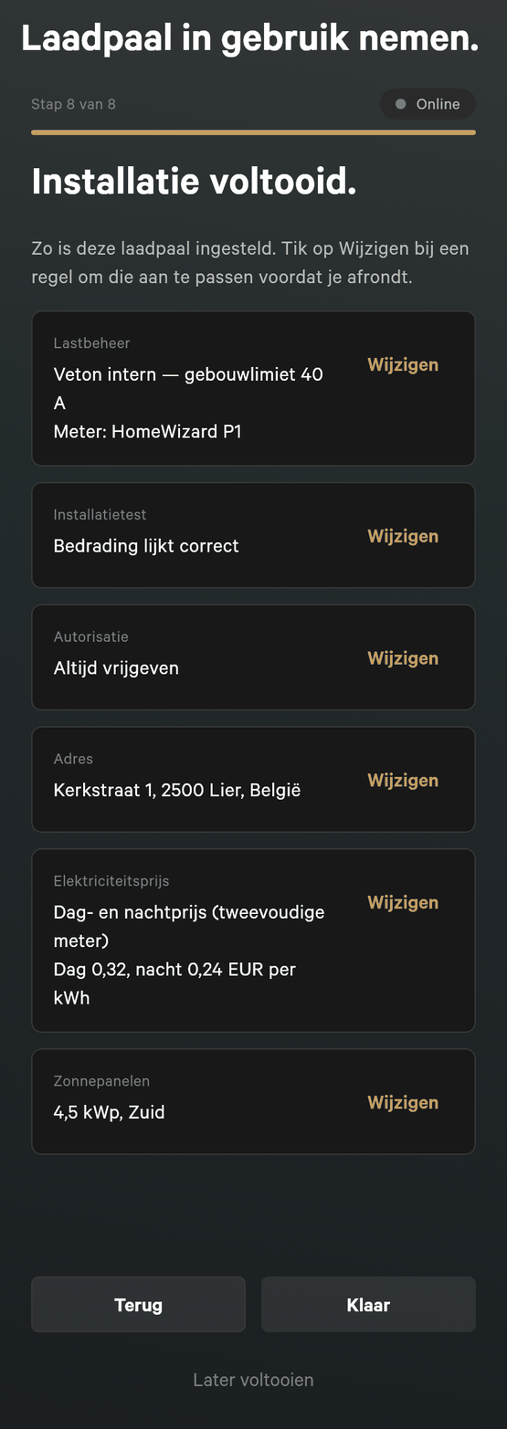 Installatiestap 8 van 8, Installatie voltooid, met Lastbeheer als Veton intern met een gebouwlimiet van 40 A en een HomeWizard P1-meter, Installatietest als Bedrading lijkt correct, Autorisatie als Altijd vrijgeven, Adres als Kerkstraat 1, 2500 Lier, België, Elektriciteitsprijs als Dag- en nachtprijs met overdag 0,32 en 's nachts 0,24 EUR per kWh, en Zonnepanelen als 4,5 kWp, Zuid, elk met een knop Wijzigen, en een knop Klaar