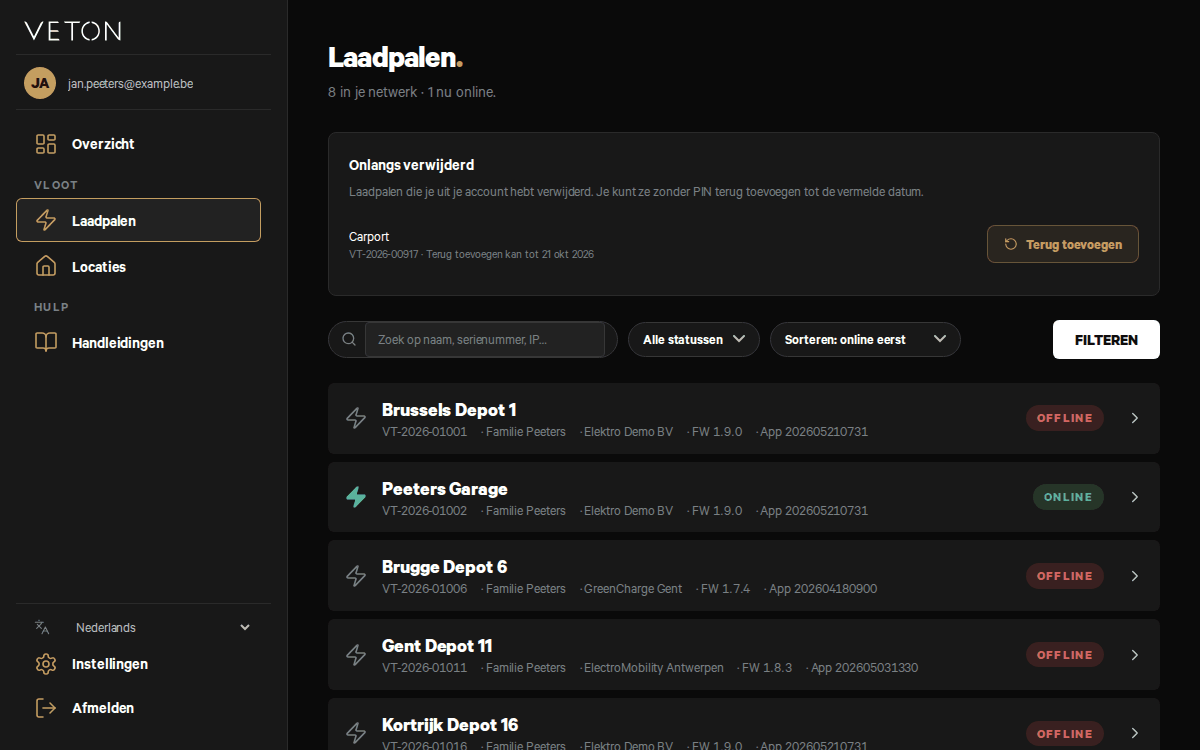 De pagina Laadpalen met de kaart "Onlangs verwijderd" boven het zoekveld: één laadpaal, Carport, met "Terug toevoegen kan tot 21 okt 2026" en een knop "Terug toevoegen", daarna de lijst met laadpalen.